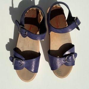 Hanna Andersson girl’s navy clog sandals